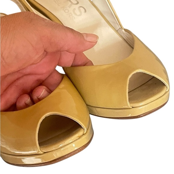 MICHAEL KORS Tan Patent
Leather 4" High Wedge Open Toe
Slingback Shoes size 7.5M - Picture 10 of 13